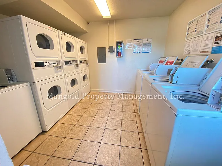 Sunset Park Apartments — Photo 10
