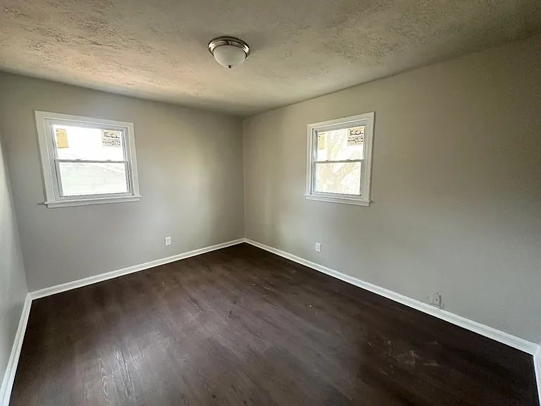 424 34th Ave W — Photo 5