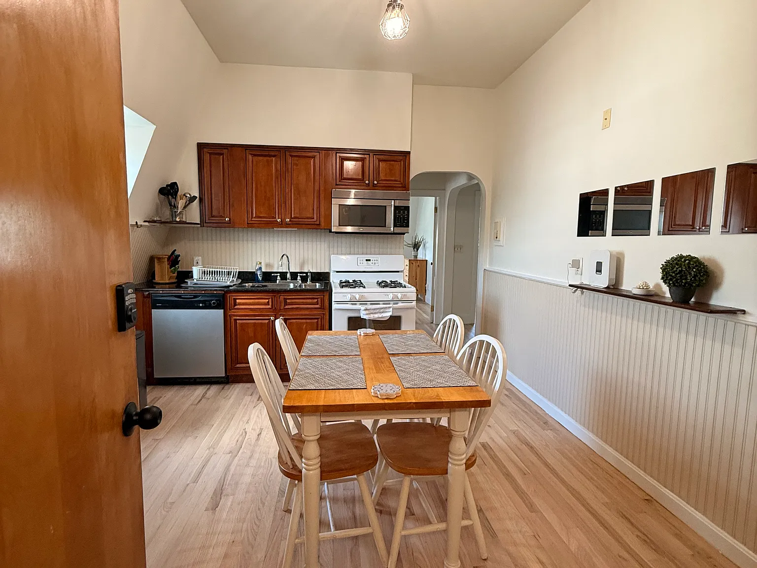 3 bed, 847 sqft, $1,250 — Photo 4