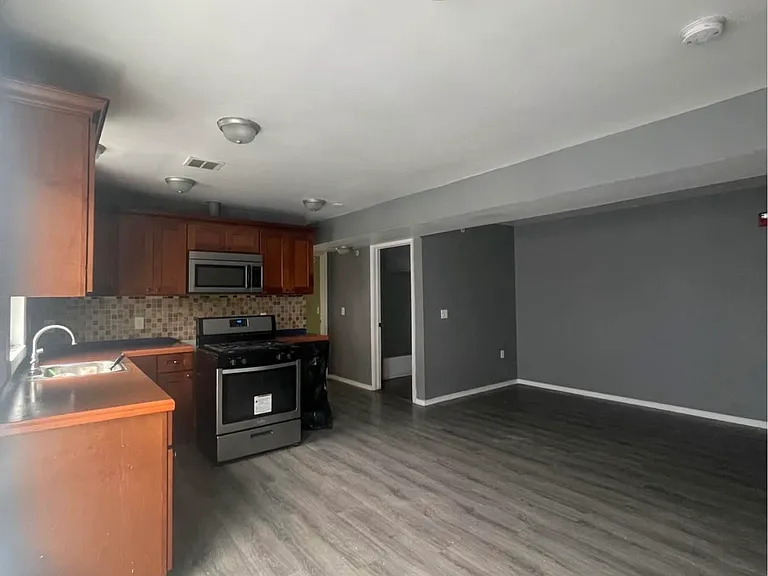 240 Maple St #3 — Photo 8