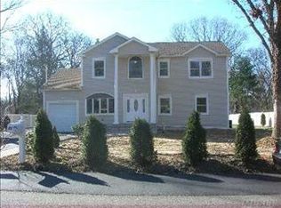 32 Dekalb Ave, Brentwood, NY 11717