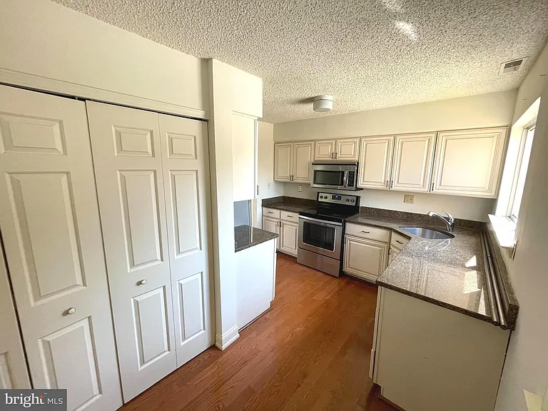 245 Carriage Ct #245 — Photo 12