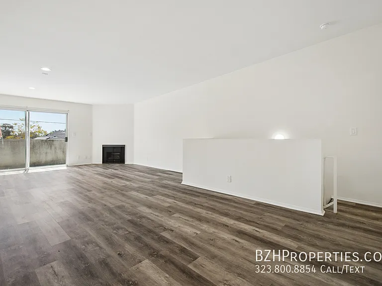 870 Crenshaw — Photo 7