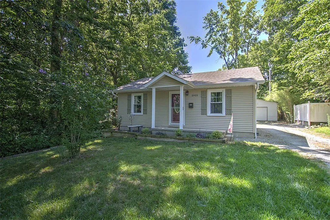2925 E Main St photo 1