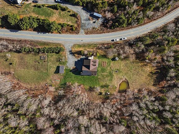 3rd image of 437 Mount Pleasant Rd