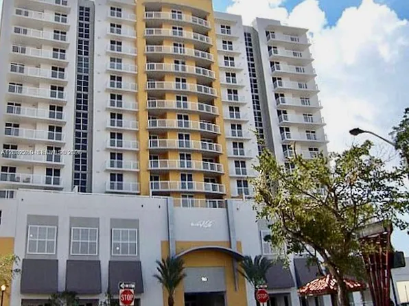 900 SW 8th St, Miami, FL