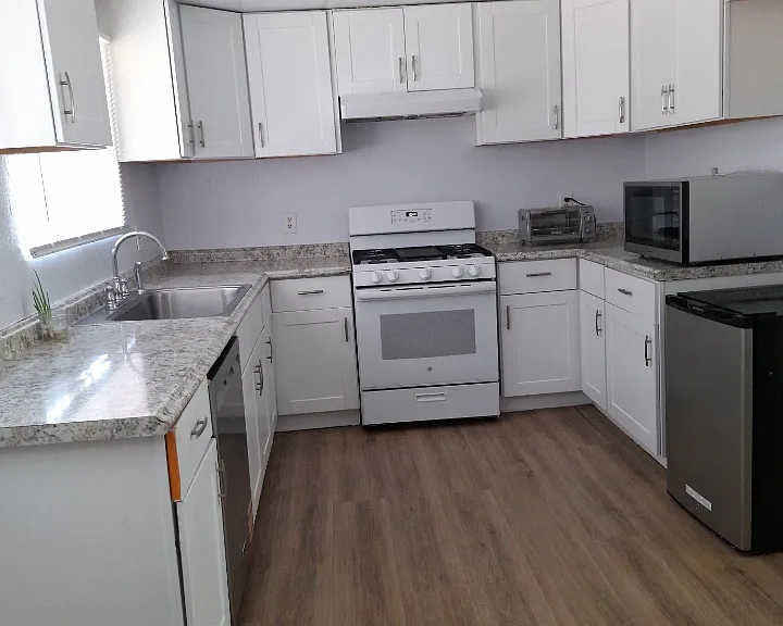3010 S Budlong Ave — Photo 7