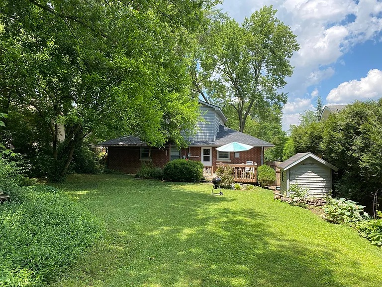 326 E Lowry Ln — Photo 15