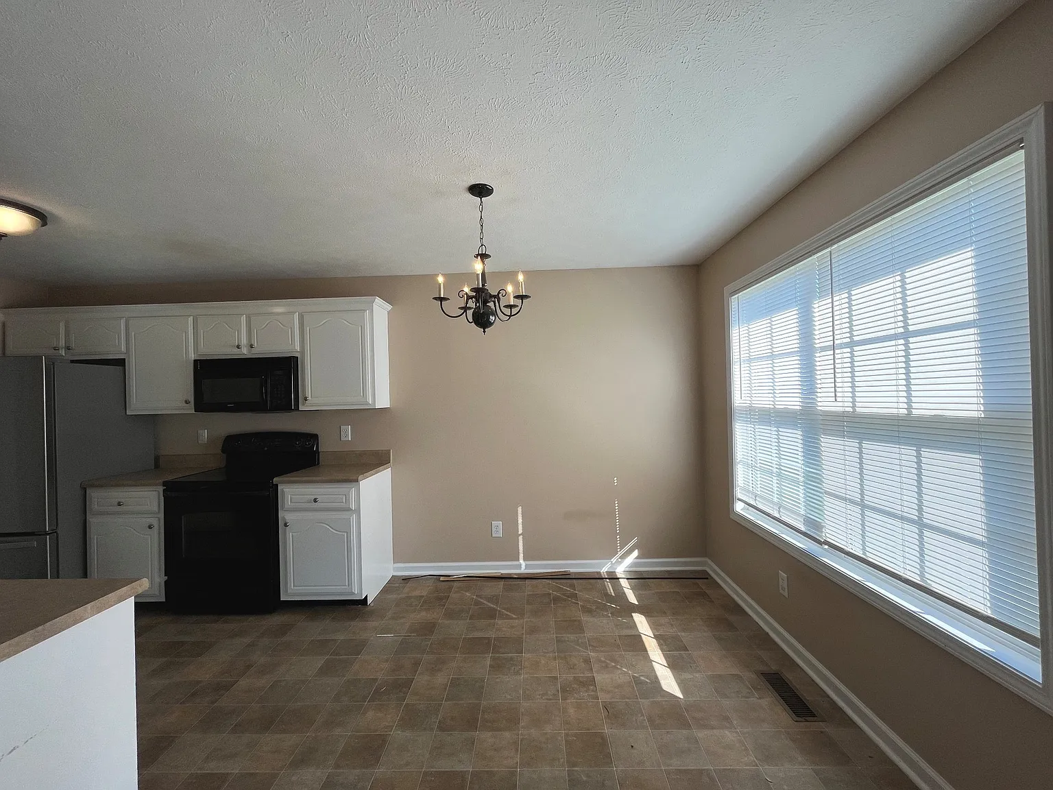 3 bed, 1230 sqft, $1,500 — Photo 3