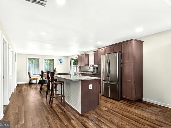 160 Magnolia Rd, Sterling, VA 20164