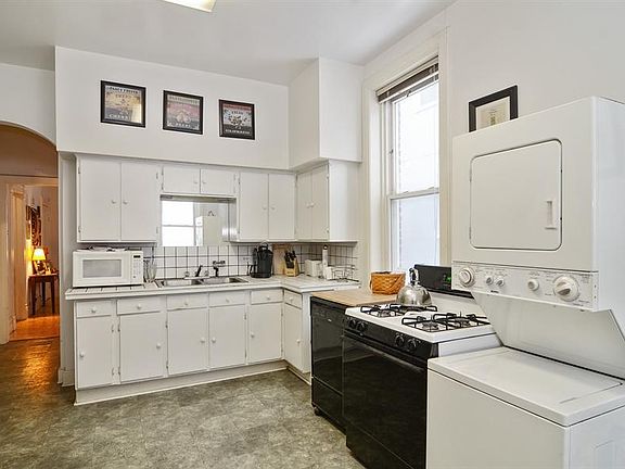 Kitchen w/In Unit washer and dryer