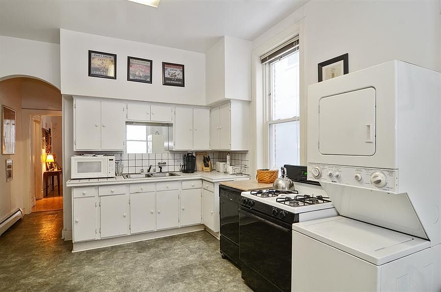 Kitchen w/In Unit washer and dryer