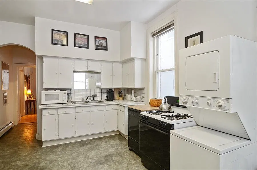 Kitchen w/In Unit washer and dryer