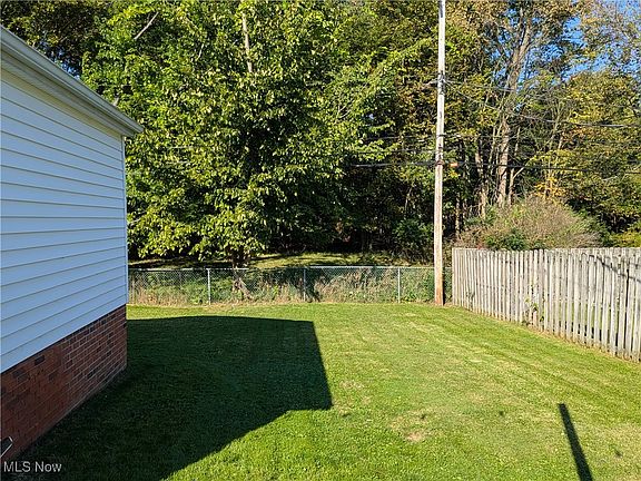 3rd image of 1146 Iroquois Ave