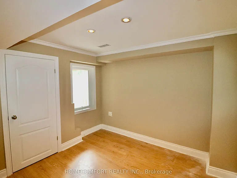 126 Gamble Glen Cres #LOWER — Photo 20