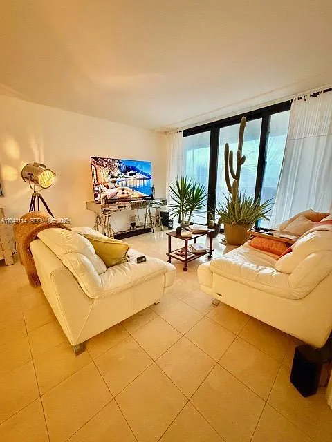 Turnberry Isle South Cond — Photo 1