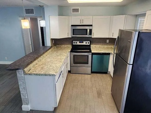 2 bed, 2.0 bath, 890 sqft, $1,900 — Photo 3