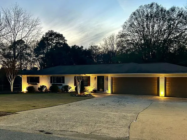 3318 Royal Oak Cir, Northport, AL 35473
