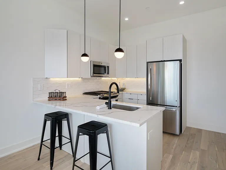 Stunning Apartment on Snyder Ave — Photo 17