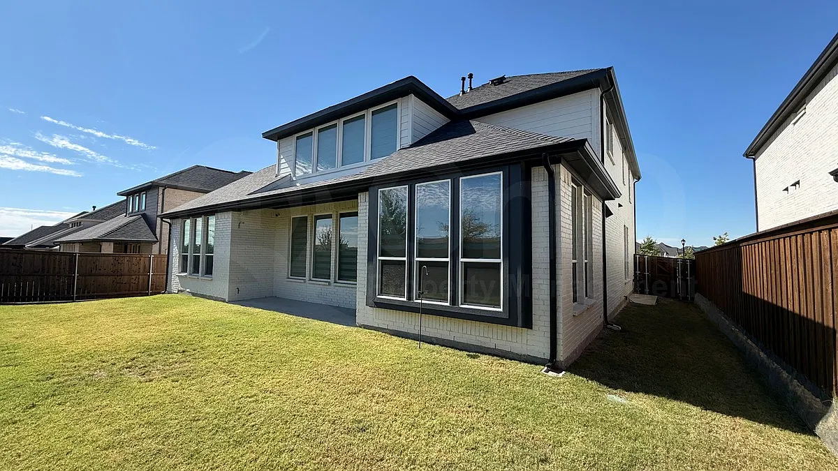 4 bed, 3.5 bath, 3900 sqft, $4,300 — Photo 3
