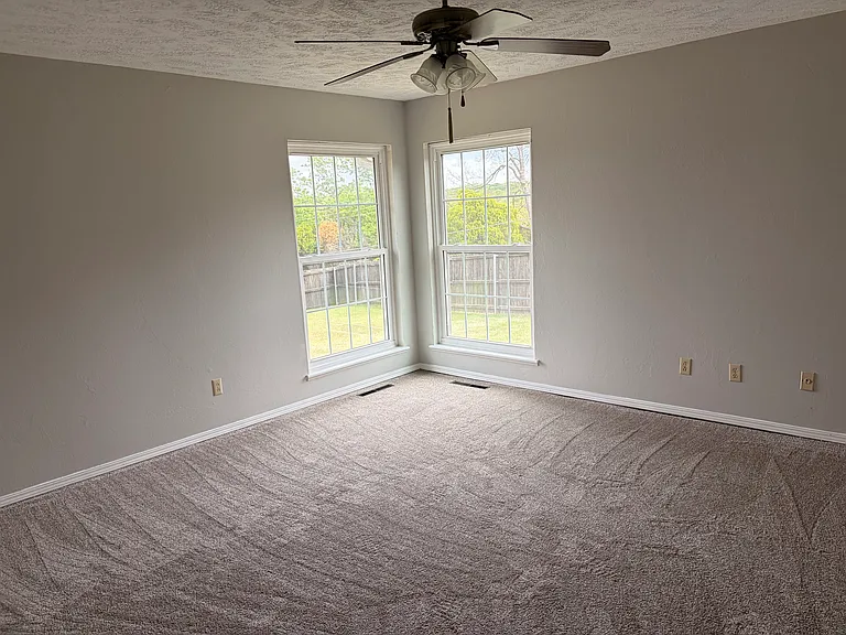 1438 Lakehurst Dr — Photo 9