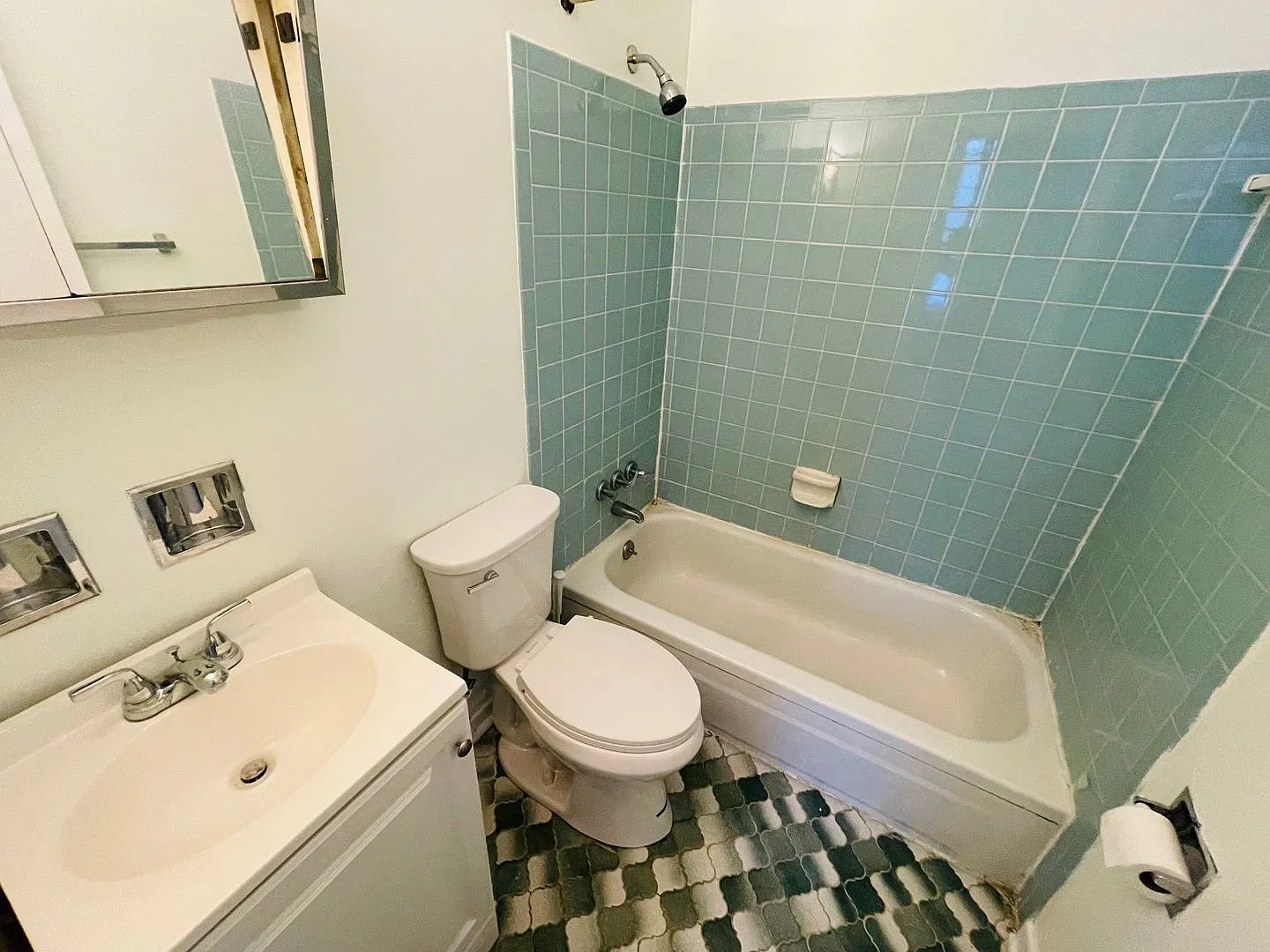 1 Br / 1 Bath Apartment Heat / Hot Water / Gas Included — Photo 3