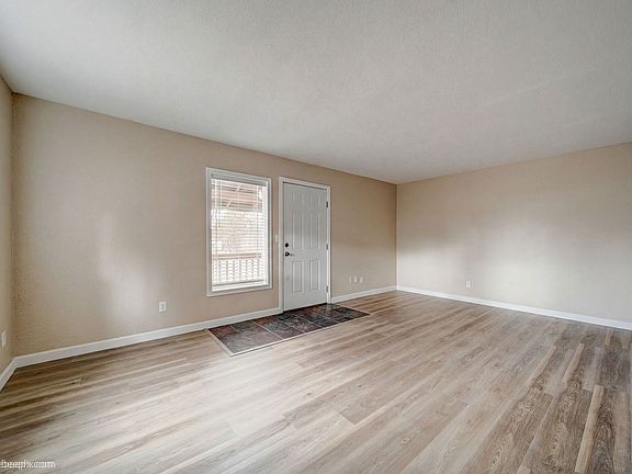 4th image of 104 N Colville Rd