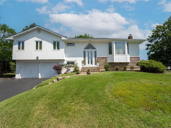2 Chemung Place, Jericho, NY 11753