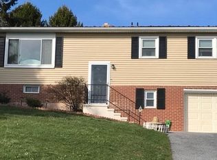402 Woodsdale Dr, Red Lion, PA 17356