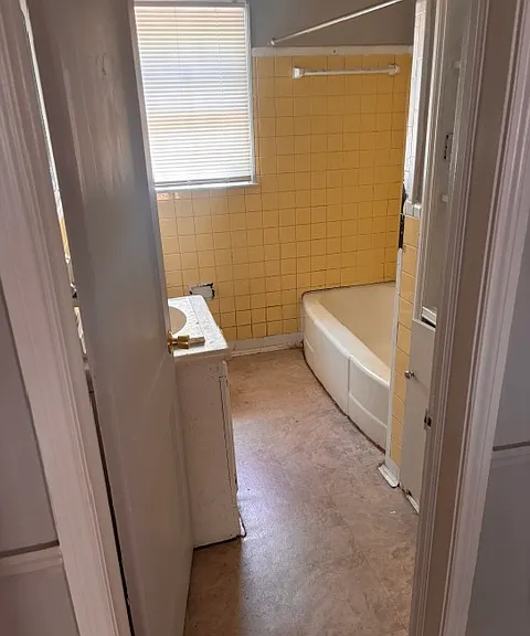 810 1st Ave #B — Photo 2