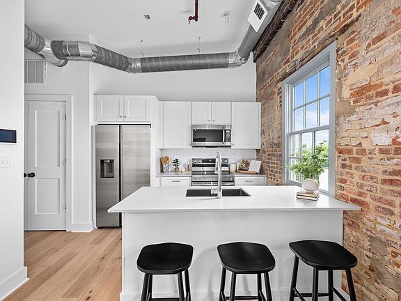 2nd image of 901 King St #301