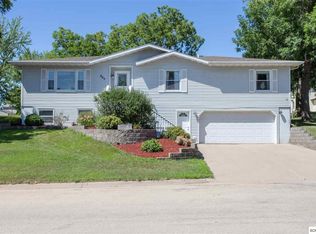 805 6th Ave SE, Cascade, IA 52033