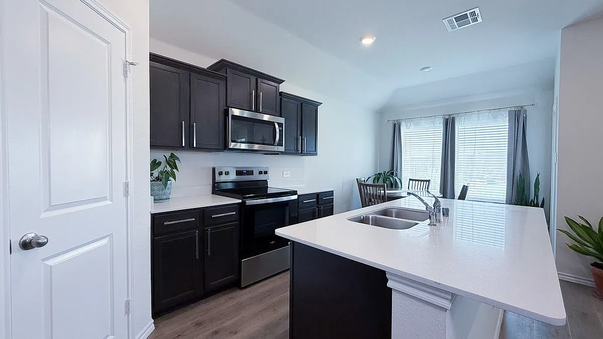 3 bed, 2.0 bath, 1253 sqft, $2,000 — Photo 1