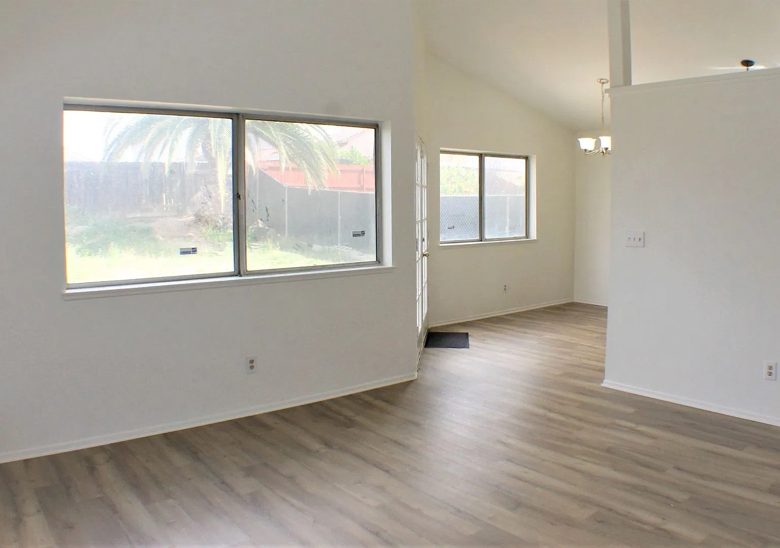 Updated 2 bedroom house in Moreno Valley — Photo 2