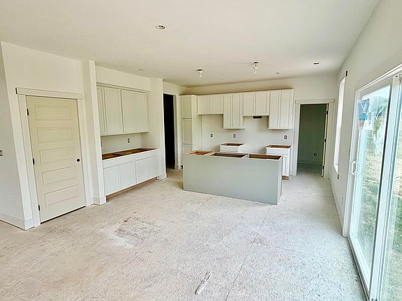 3rd image of 8321 Kettle Oak Dr SE