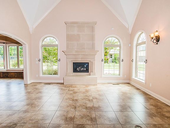 4th image of 610 Pebble Beach Dr