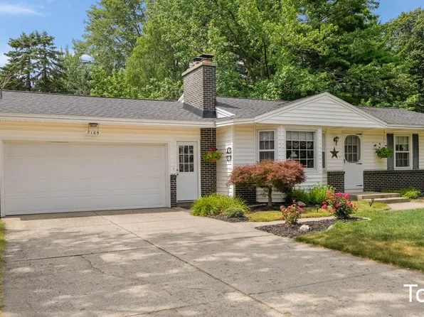 7105 Southwood Dr, Jenison, MI 49428