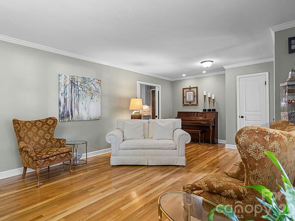 5th image of 2210 19th Ave SE