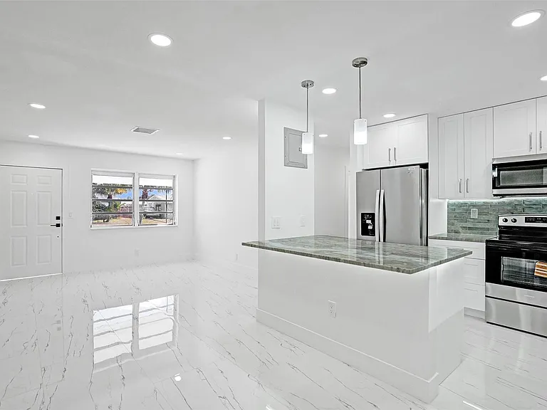 1437 SW 1st Ave — Photo 7
