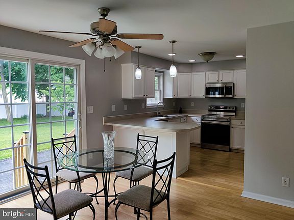 4th image of 2440 Meade Dr