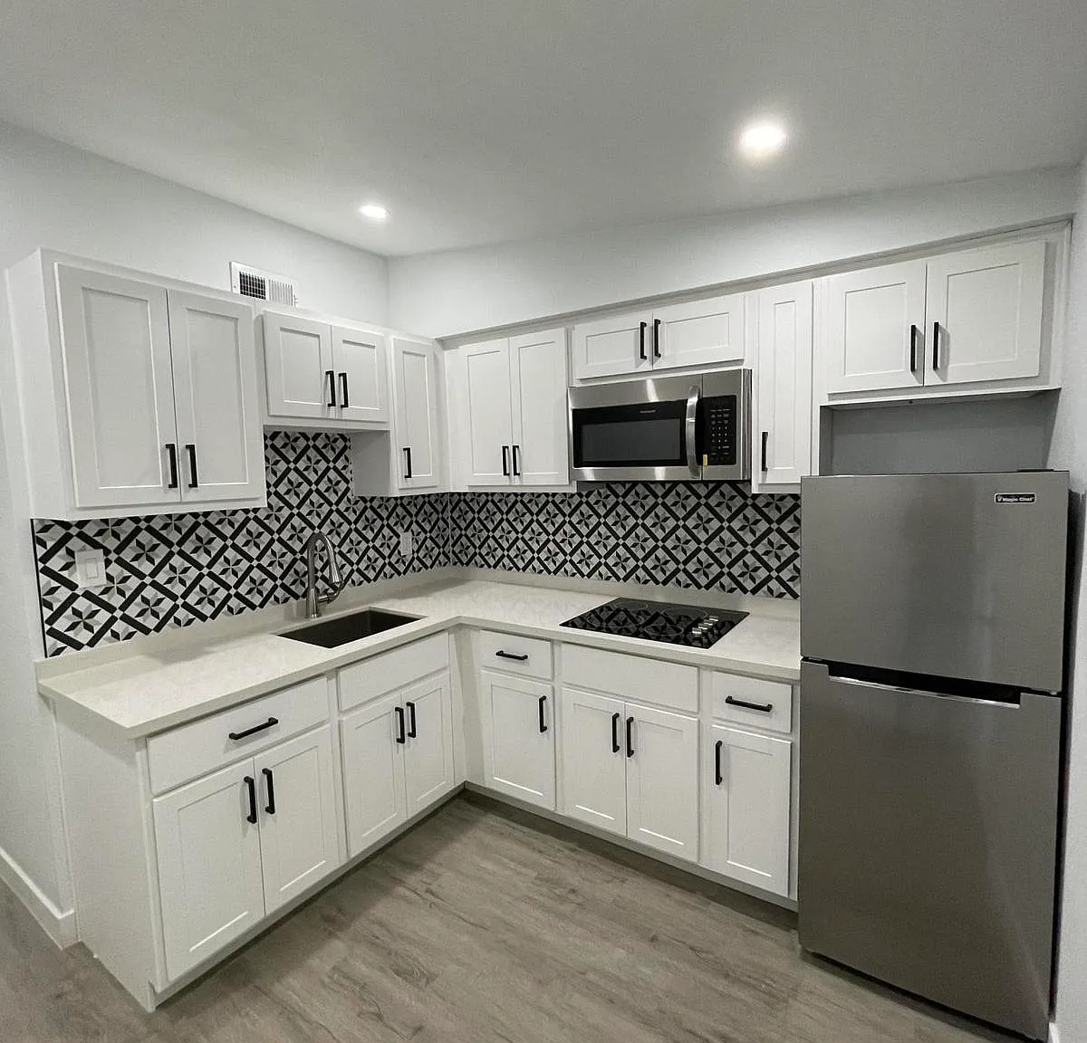 1605 E Montebello Ave — Photo 1