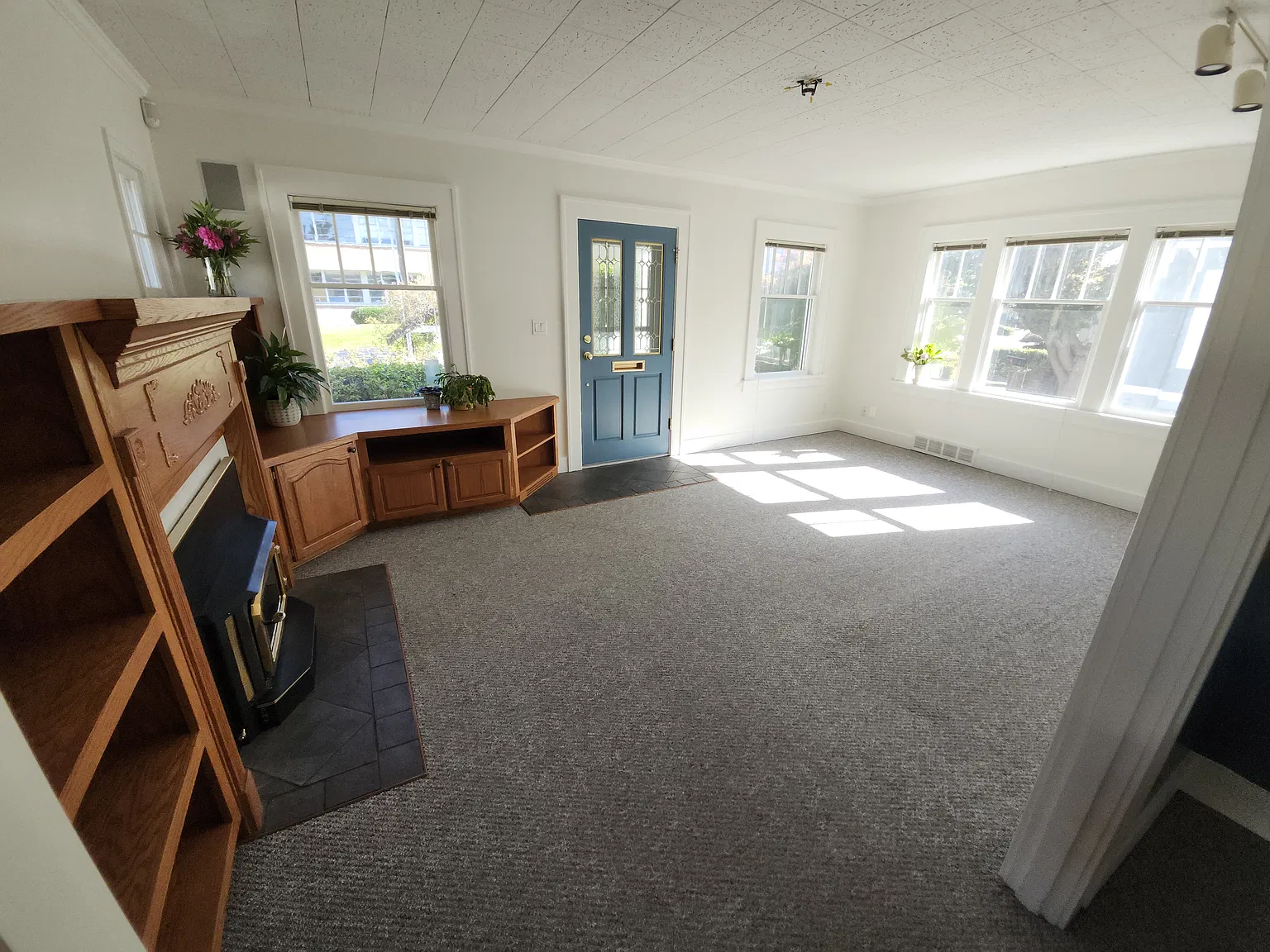 3 bed, 1350 sqft, $3,950 — Photo 3