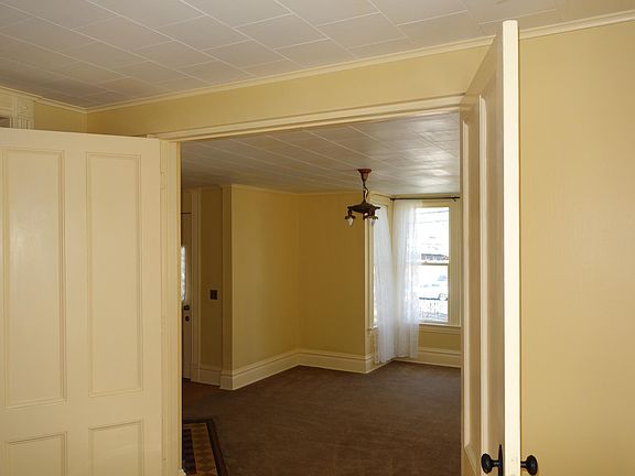 Sitting room and entry