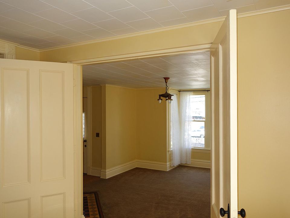 Sitting room and entry