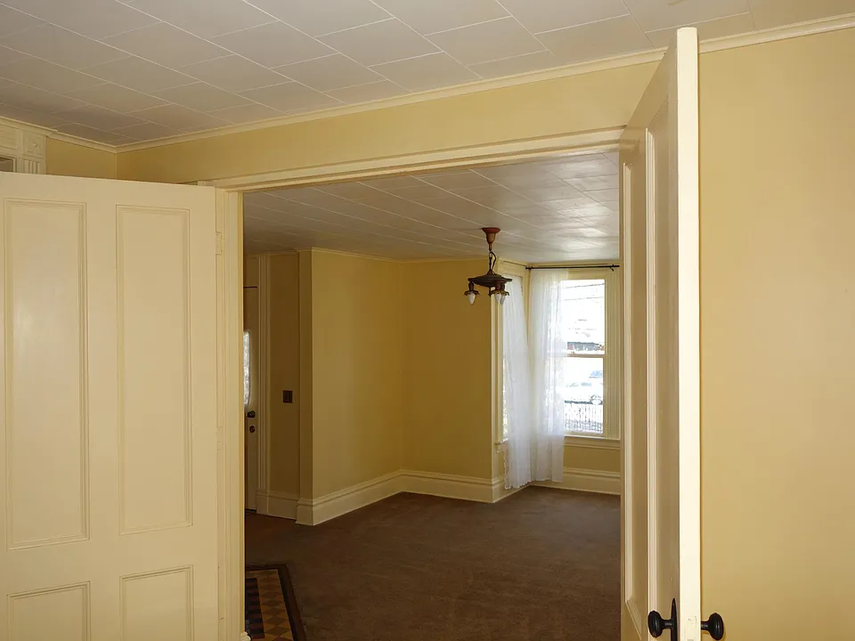Sitting room and entry