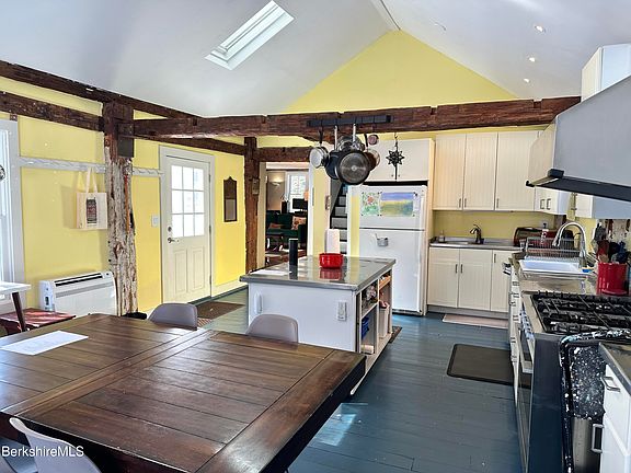 3rd image of 139 W Center Rd