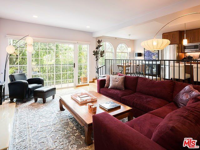 1st image of 722 Sunnyhill Dr