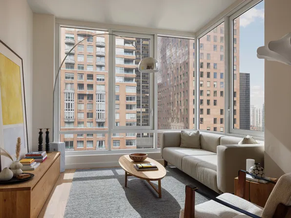 135 East 47th Street image 2 of 17