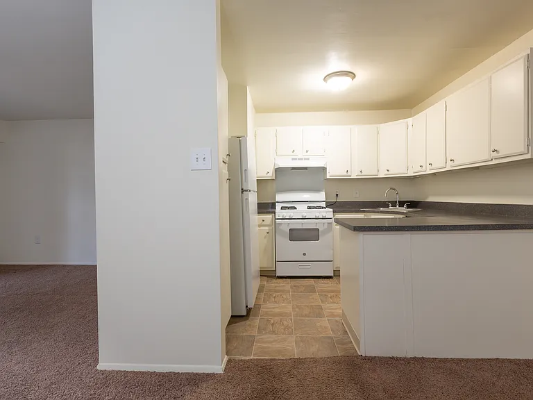 North Arch Village Apartments — Photo 28