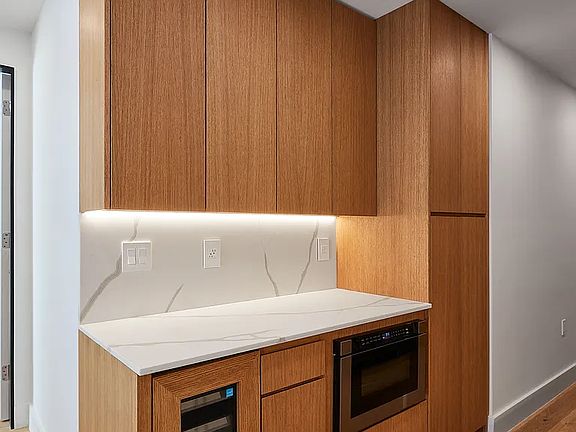 4th image of 224 W 20th St #Townhouse 1